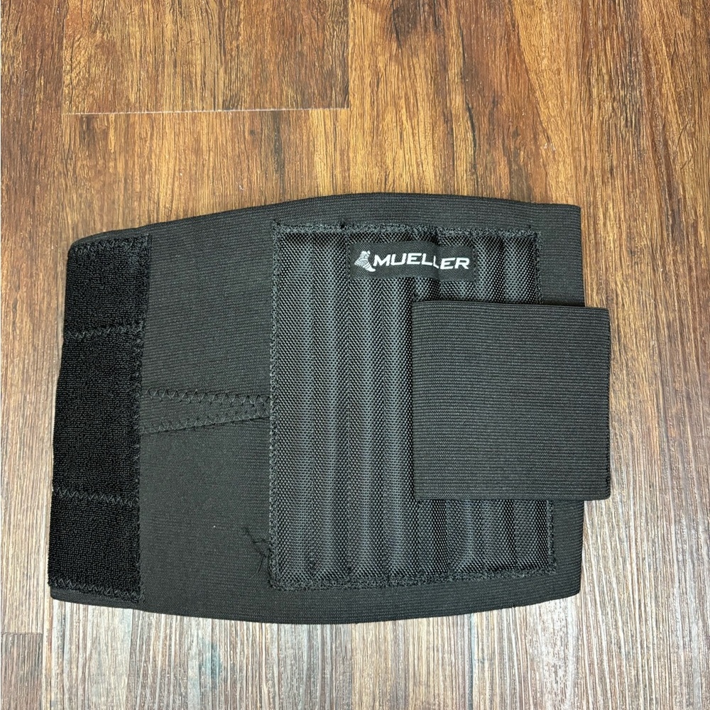 Mueller adjustable black back brace‎